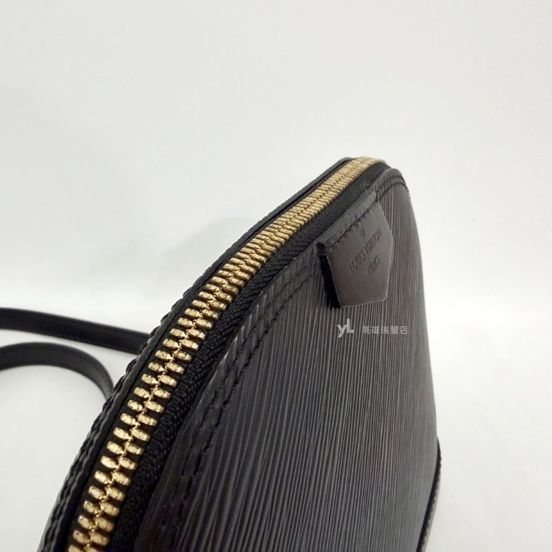 ❣LV 黑Epi Alma Mini金釦拉鍊半月斜背包-9