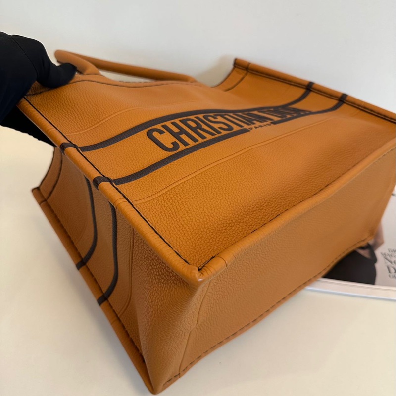 Dior 干邑色全皮款Book Tote托特包 中號-16