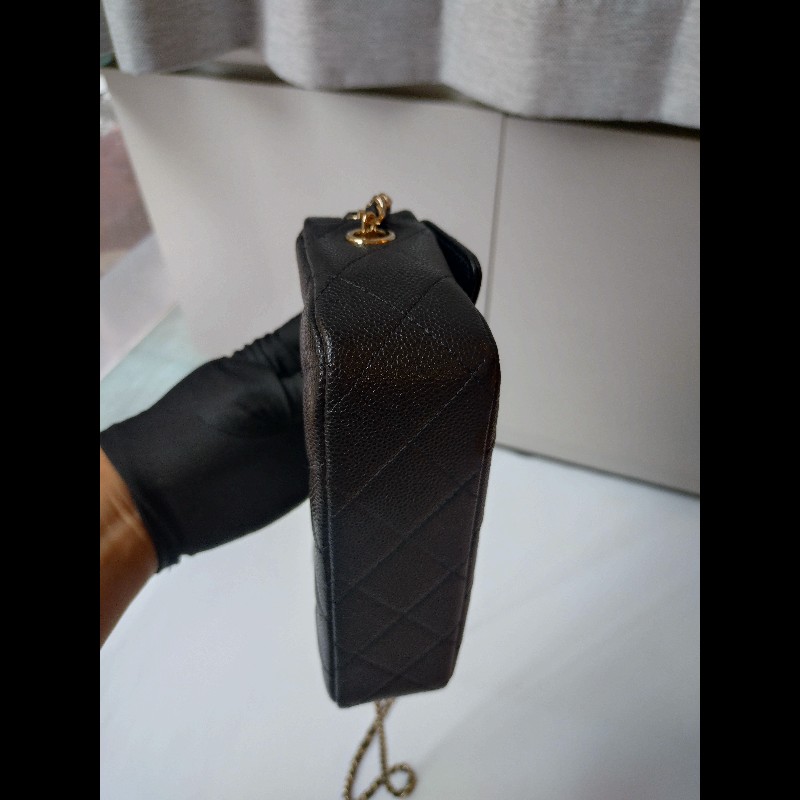 Chanel 金鍊黒荔枝皮小相機斜背包-15