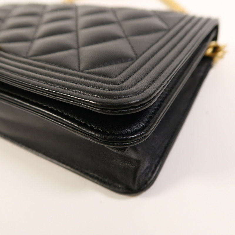 CHANEL 羊皮皮革Boy Wallet On Chain鏈帶肩背袋-10