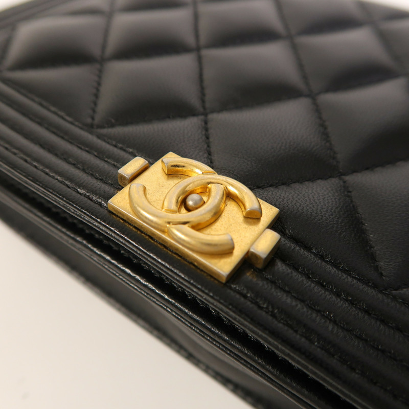 CHANEL 羊皮皮革Boy Wallet On Chain鏈帶肩背袋-17