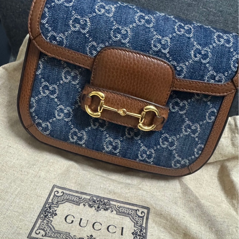 GUCCI 經典1955 Horsebit 系列馬銜釦GG印花丹寧布雙背帶肩背/斜背包 (藍色)-0