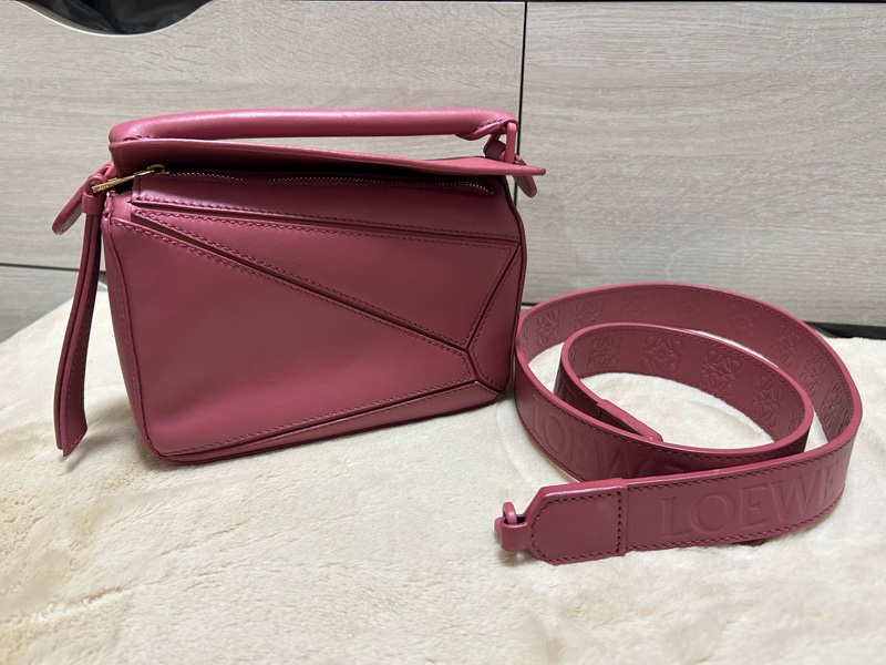 #近新 LOEWE 羅威 mini Puzzle 緞面小牛皮mini 肩背手提包(玫粉色)-0