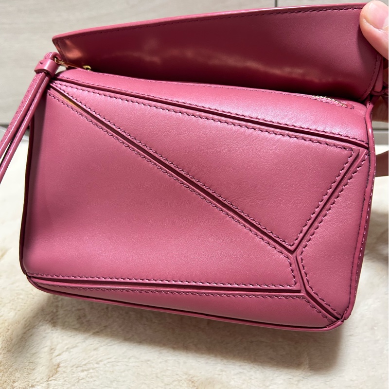 #近新 LOEWE 羅威 mini Puzzle 緞面小牛皮mini 肩背手提包(玫粉色)-2