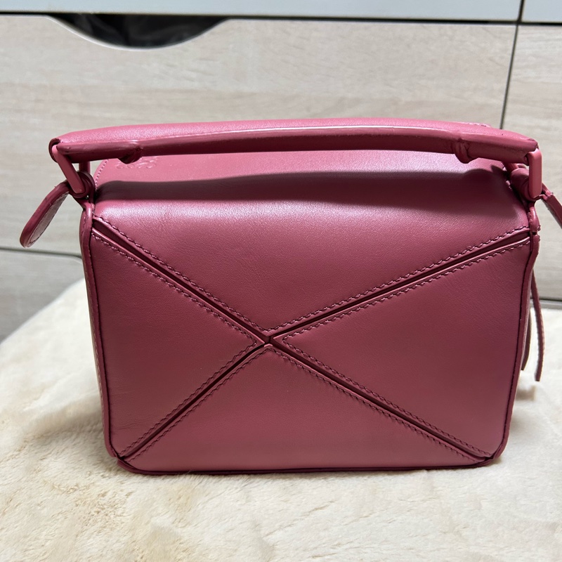 #近新 LOEWE 羅威 mini Puzzle 緞面小牛皮mini 肩背手提包(玫粉色)-3