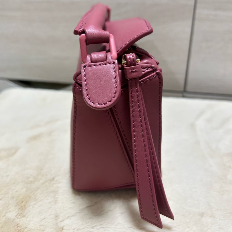 #近新 LOEWE 羅威 mini Puzzle 緞面小牛皮mini 肩背手提包(玫粉色)-4