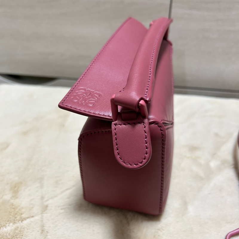 #近新 LOEWE 羅威 mini Puzzle 緞面小牛皮mini 肩背手提包(玫粉色)-5