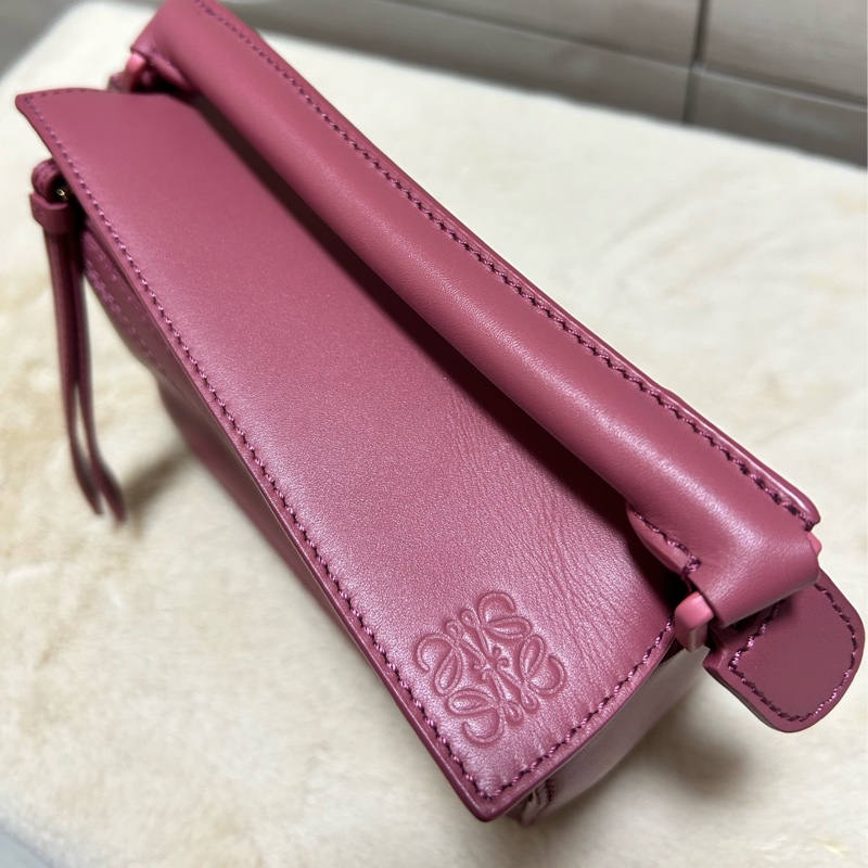 #近新 LOEWE 羅威 mini Puzzle 緞面小牛皮mini 肩背手提包(玫粉色)-13