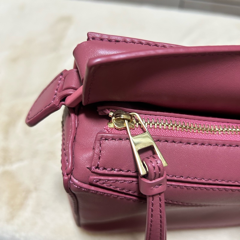 #近新 LOEWE 羅威 mini Puzzle 緞面小牛皮mini 肩背手提包(玫粉色)-14
