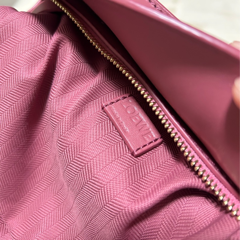 #近新 LOEWE 羅威 mini Puzzle 緞面小牛皮mini 肩背手提包(玫粉色)-16