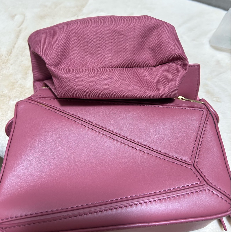 #近新 LOEWE 羅威 mini Puzzle 緞面小牛皮mini 肩背手提包(玫粉色)-17