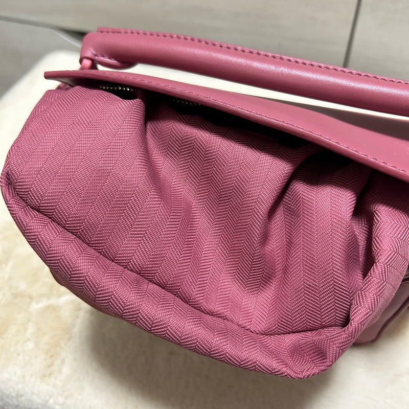 #近新 LOEWE 羅威 mini Puzzle 緞面小牛皮mini 肩背手提包(玫粉色)-18