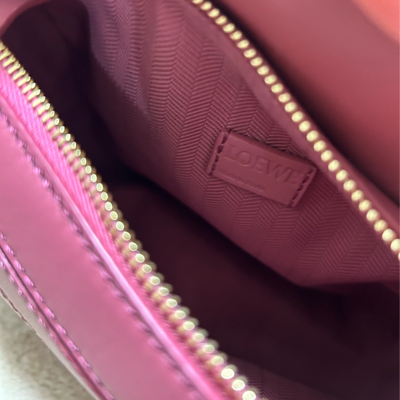 #近新 LOEWE 羅威 mini Puzzle 緞面小牛皮mini 肩背手提包(玫粉色)-19