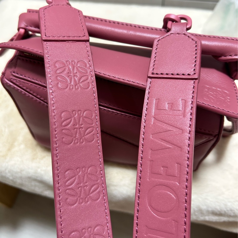#近新 LOEWE 羅威 mini Puzzle 緞面小牛皮mini 肩背手提包(玫粉色)-20
