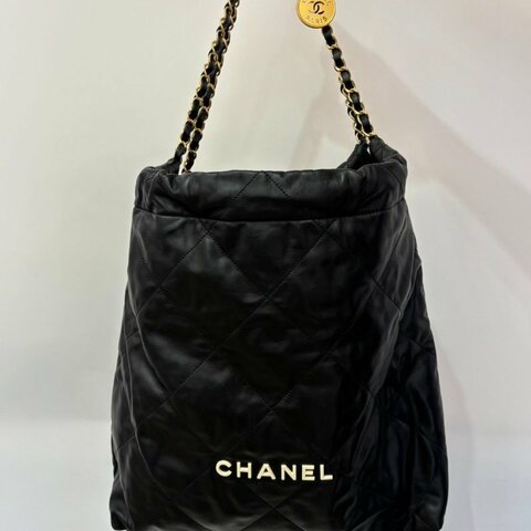 CHANEL黑牛皮白字22 Bag-大