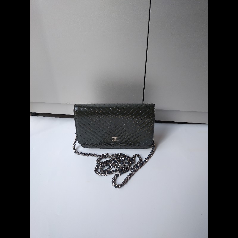 Chanel 銀鍊灰藍漆皮V格鍊帶小包 WOC-0