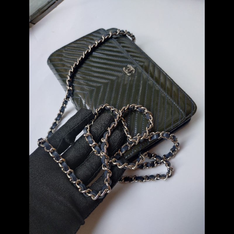 Chanel 銀鍊灰藍漆皮V格鍊帶小包 WOC-10