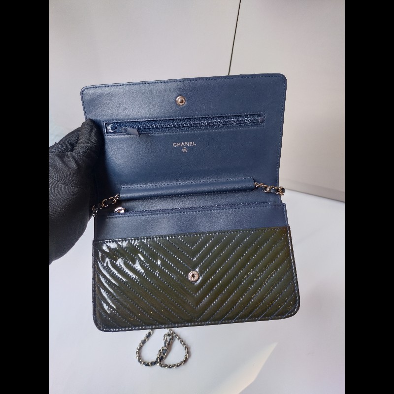 Chanel 銀鍊灰藍漆皮V格鍊帶小包 WOC-11