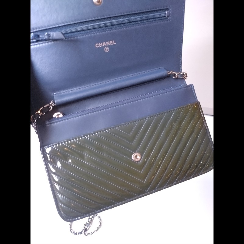 Chanel 銀鍊灰藍漆皮V格鍊帶小包 WOC-14