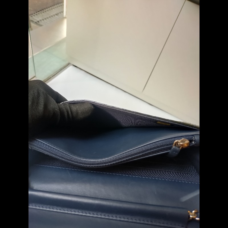 Chanel 銀鍊灰藍漆皮V格鍊帶小包 WOC-15