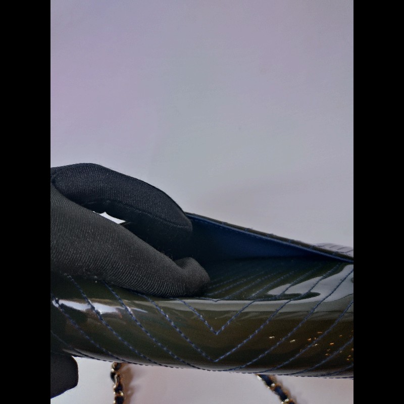 Chanel 銀鍊灰藍漆皮V格鍊帶小包 WOC-17