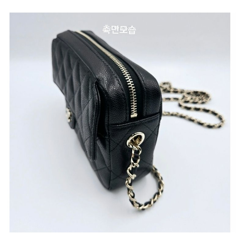 CHANEL 黑色魚子醬斜背迷你包方形收納包經典拉鍊相機包-1