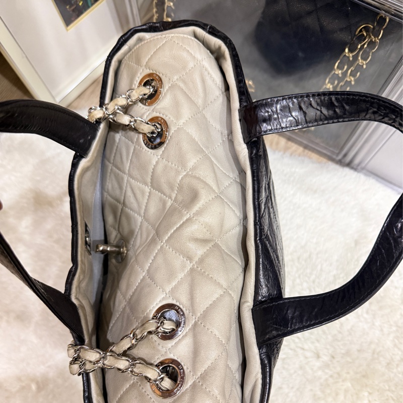 好看的實用款🖤CHANEL 香奈兒 蠟光牛皮 黑色肩背 手提 托特包-10