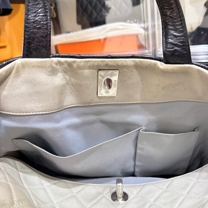 好看的實用款🖤CHANEL 香奈兒 蠟光牛皮 黑色肩背 手提 托特包-45