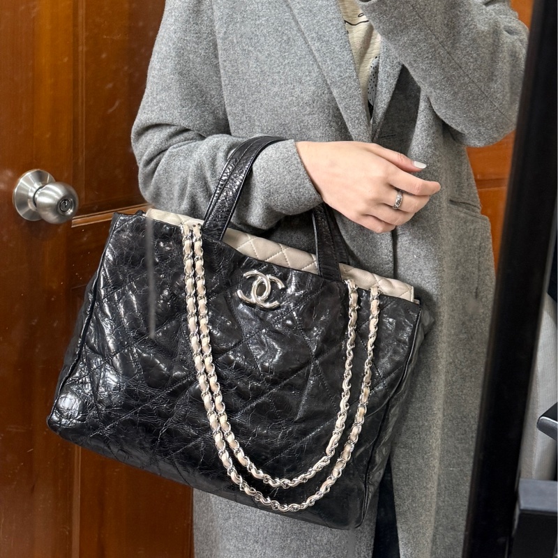 超值得!好看的實用款🖤正版長腿kitty一起送🥰CHANEL 香奈兒 蠟光牛皮 黑色肩背 手提 托特包-9