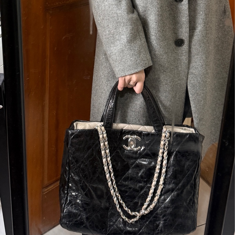 超值得!好看的實用款🖤正版長腿kitty一起送🥰CHANEL 香奈兒 蠟光牛皮 黑色肩背 手提 托特包-10