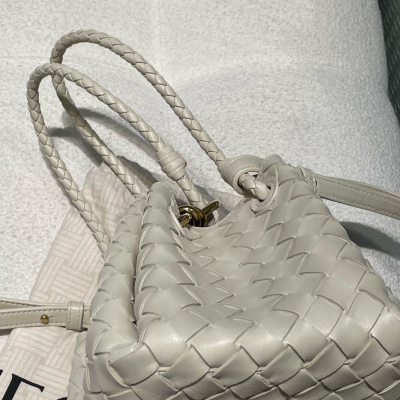 BV 新款象牙白兩用包  small parachute-9