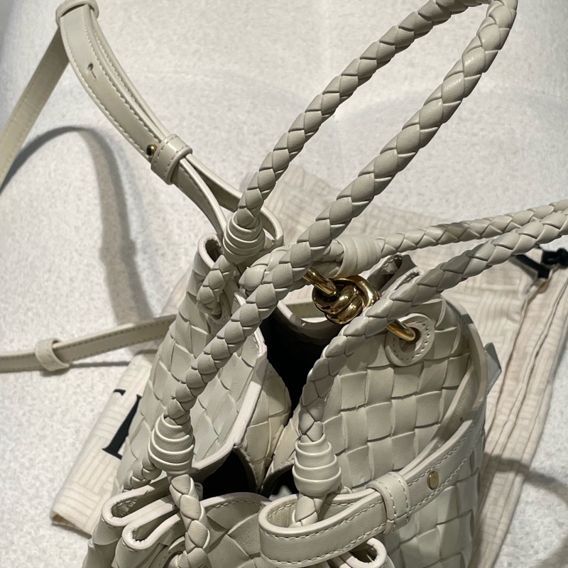 BV 新款象牙白兩用包  small parachute-15