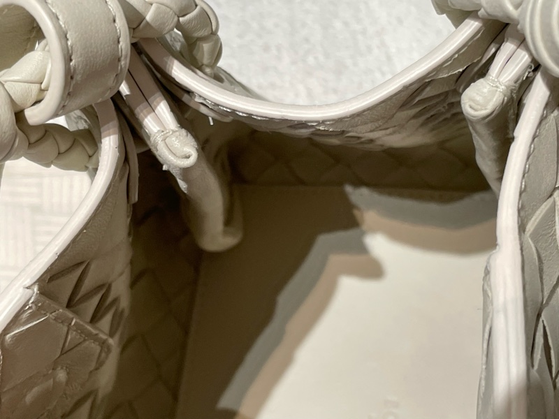 BV 新款象牙白兩用包  small parachute-17