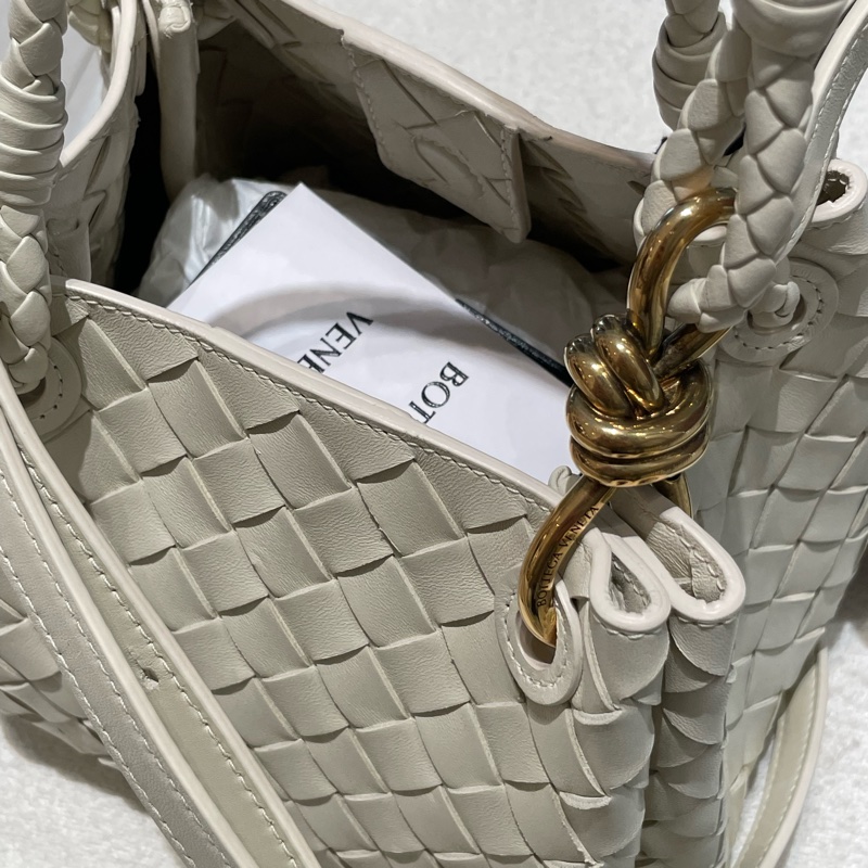 BV 新款象牙白兩用包  small parachute-18