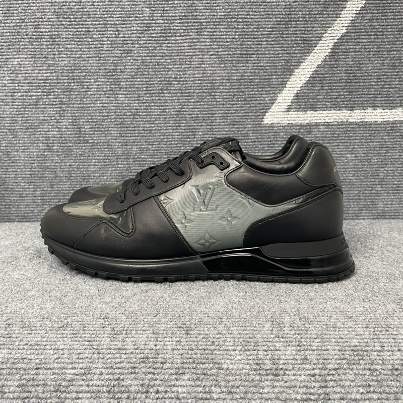 98 新 LV 黑色皮面鐳射老花運動鞋42-0