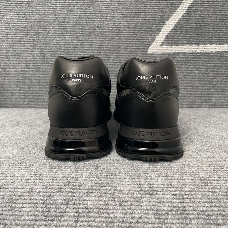 98 新 LV 黑色皮面鐳射老花運動鞋42-2