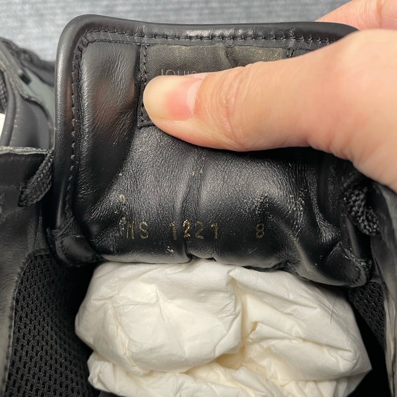 98 新 LV 黑色皮面鐳射老花運動鞋42-3