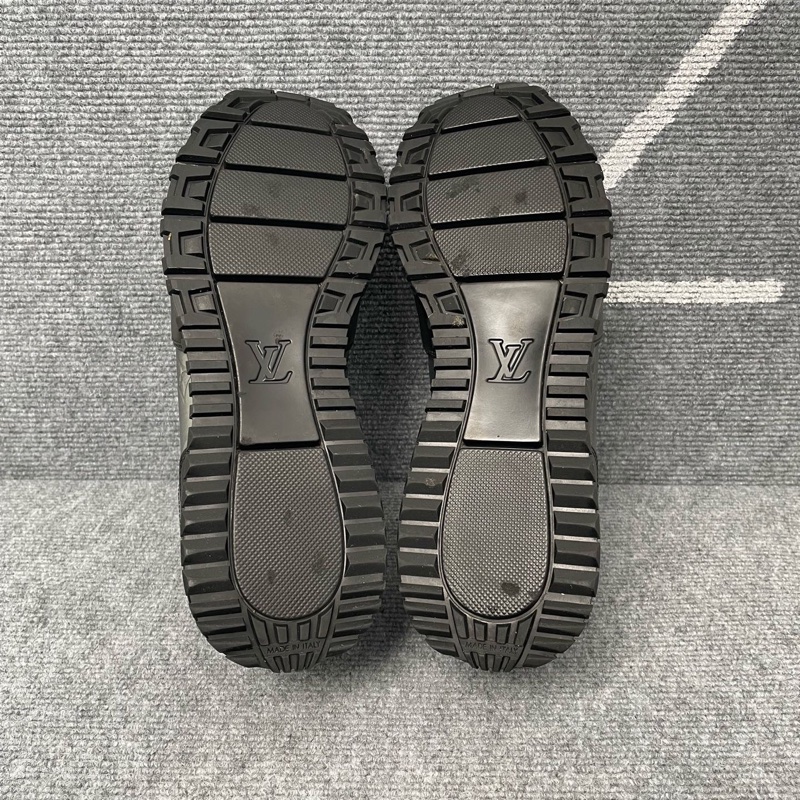 98 新 LV 黑色皮面鐳射老花運動鞋42-4