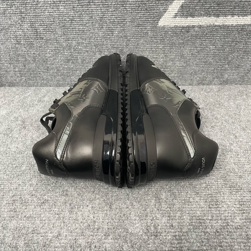 98 新 LV 黑色皮面鐳射老花運動鞋42-5