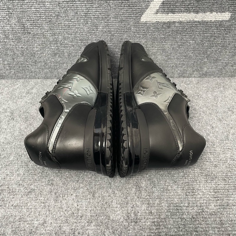 98 新 LV 黑色皮面鐳射老花運動鞋42-6