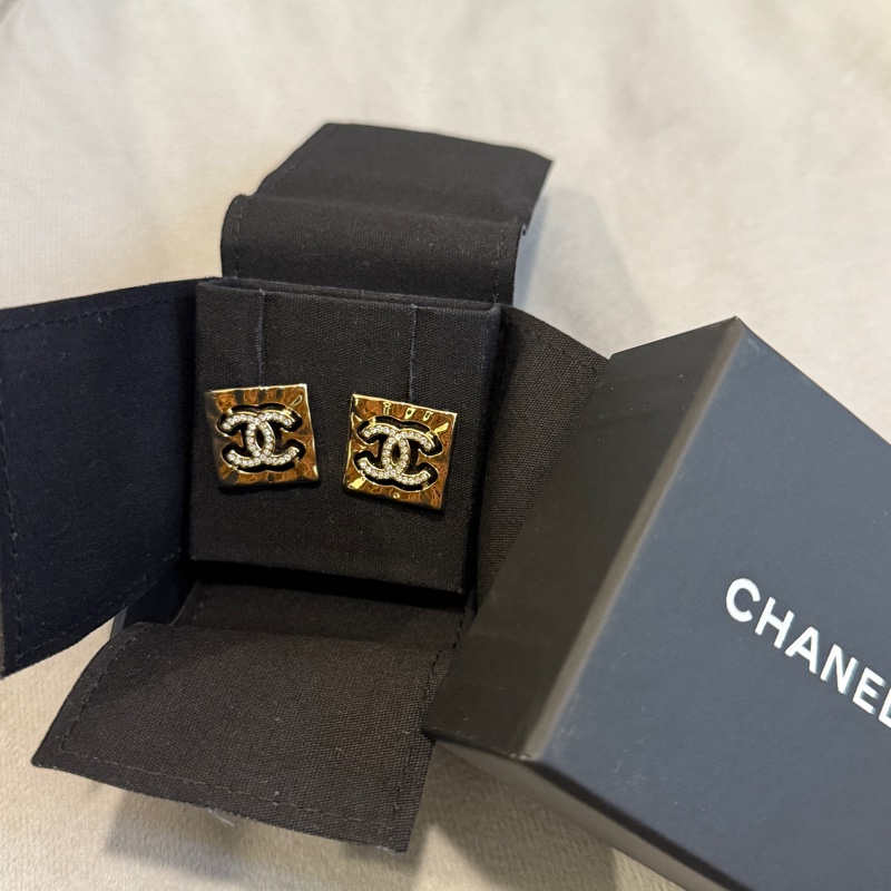 Chanel 雙C logo 方形復古滿鑽耳環 淡金色/耳針式-3