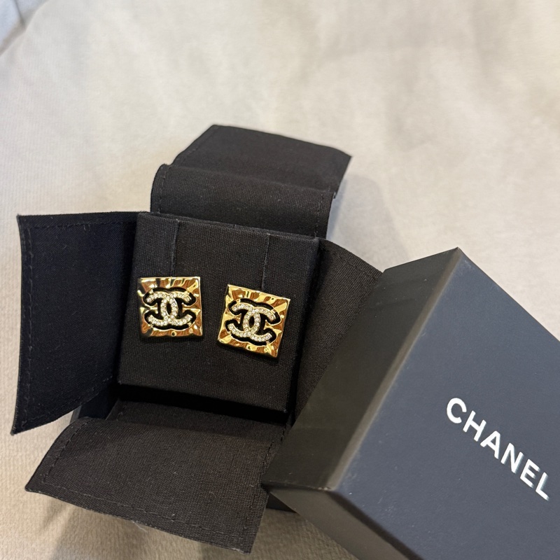 Chanel 雙C logo 方形復古滿鑽耳環 淡金色/耳針式-11