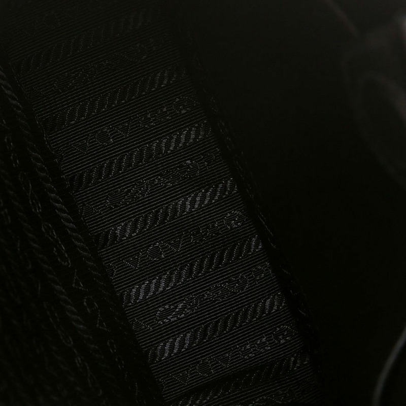 PRADA 玻璃皮革迷你肩背包-9