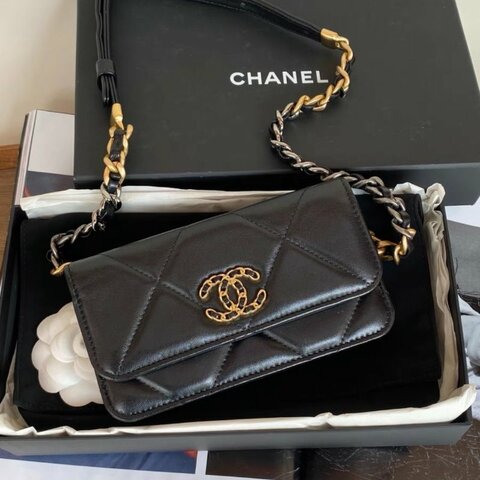 chanel 黑金羊皮19bag腰包mini woc，芯片款 17*10*4cm 98新配件塵袋盒子