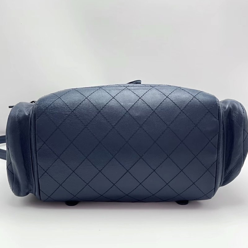 CHANEL 藍銀抽繩翻蓋後背包 28*32*17 98新配件保卡-1