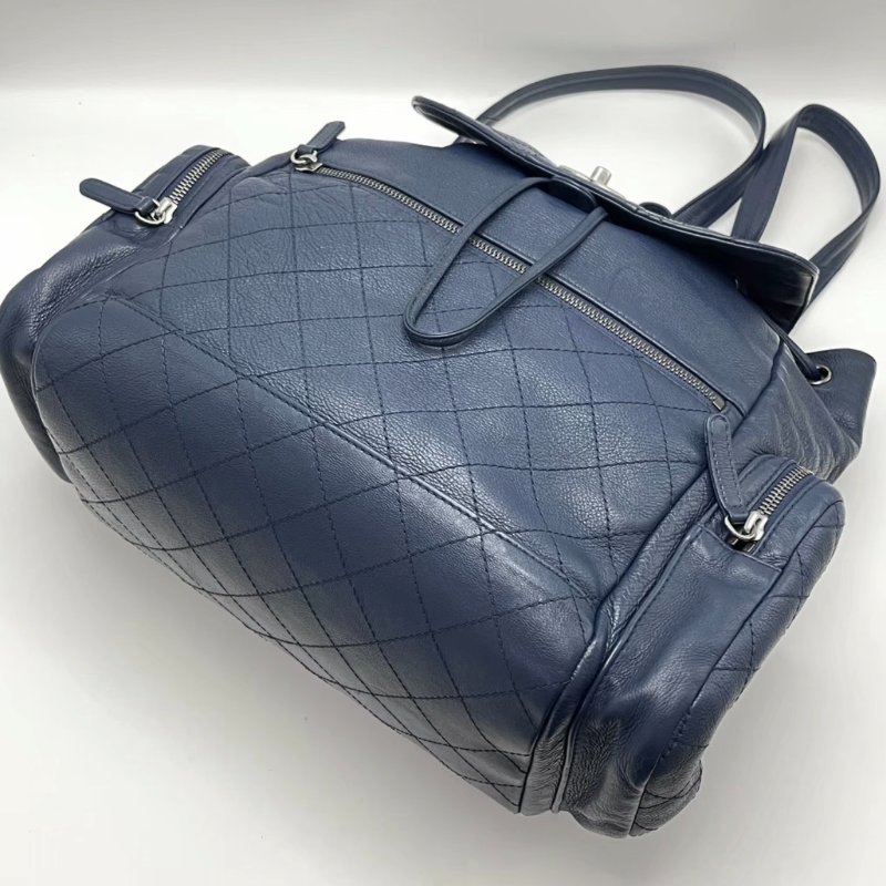 CHANEL 藍銀抽繩翻蓋後背包 28*32*17 98新配件保卡-5