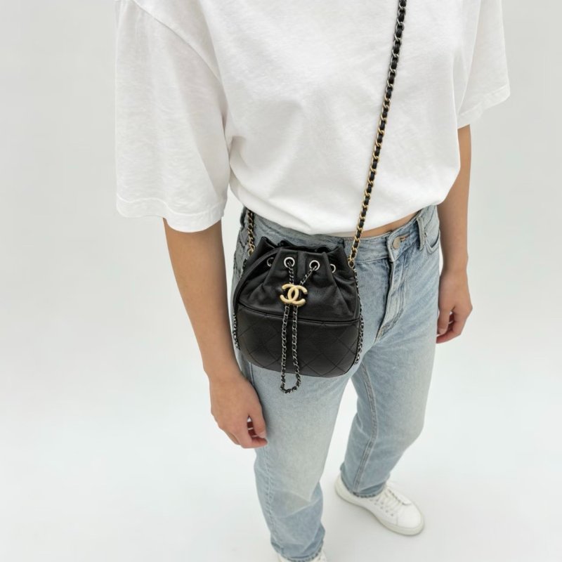 Chanel  Gabrielle系列甲殼蟲黑金抽繩水桶斜背包 19x4x21cm 98新配件塵袋-0