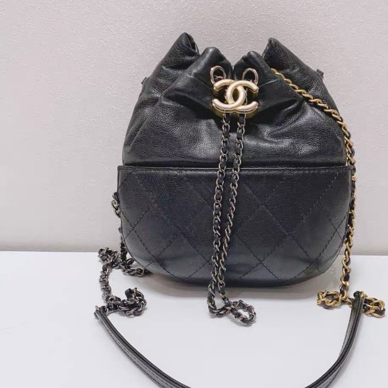 Chanel  Gabrielle系列甲殼蟲黑金抽繩水桶斜背包 19x4x21cm 98新配件塵袋-1