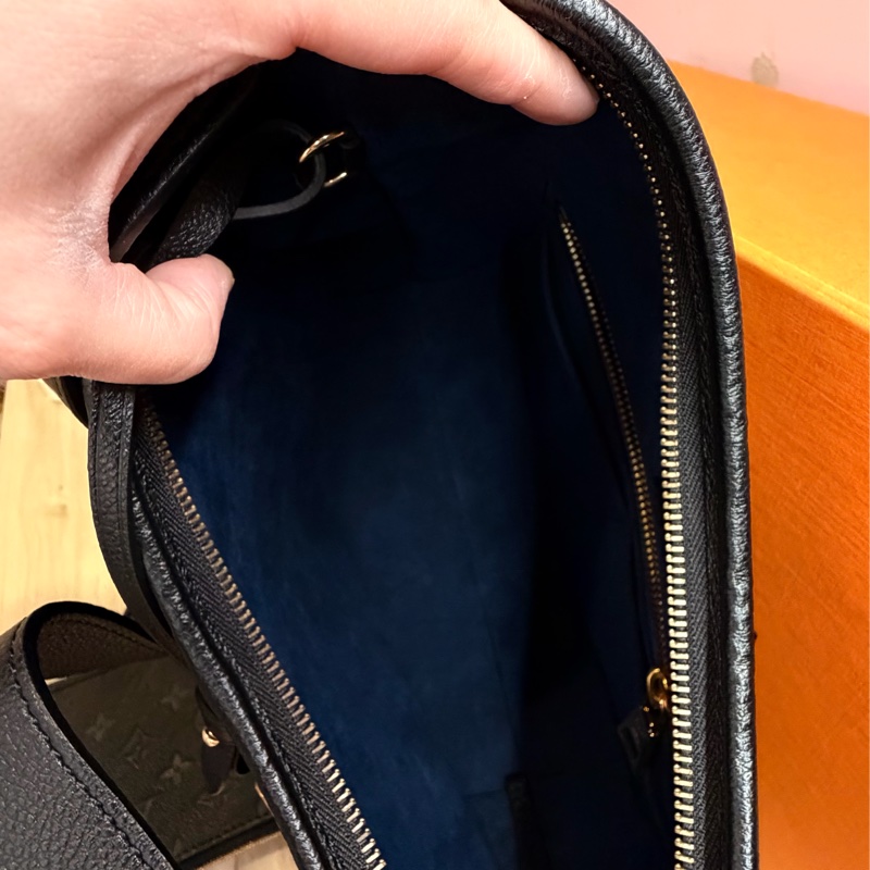 義大利🇮🇹購回（全新未使用）LV Carryall 牛皮壓紋 肩背-9