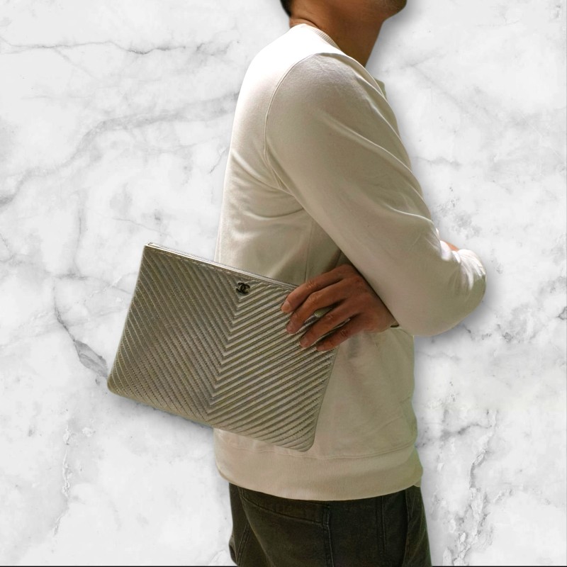 🔥年終狂降🔥【限時降價只到12/31(原18,800)】【8成新】㊣✨CHANEL✨(附防塵袋)香奈兒 小香 老香 銀色 羊皮 人字紋 雷標 保卡 手拿包/二手包/二手精品🌳二手樹屋🌳-33